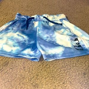 This pair of blue and white Abercrombie shorts are a size 5/6